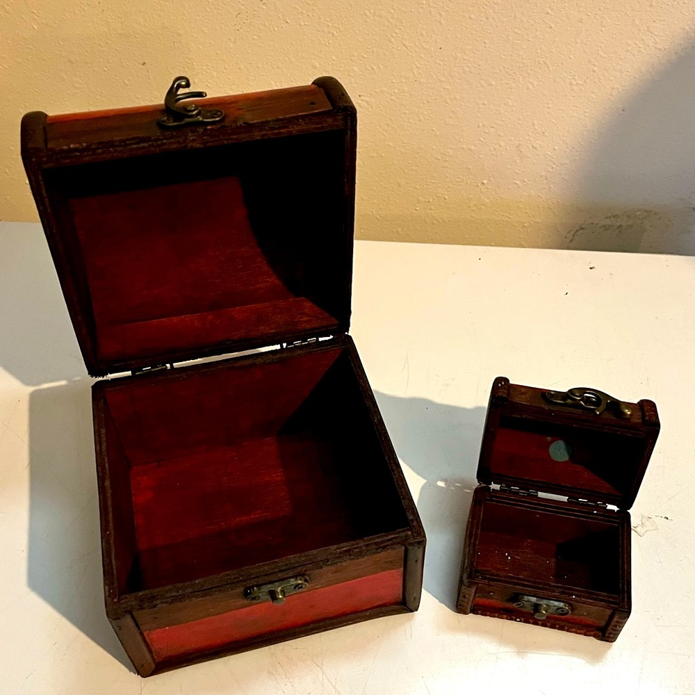 Set of matching Decorative boxes.